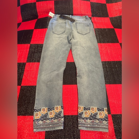 NWT DG2 by Diane Gilman jeggings size 4
Inseam 27”
Inseam floral design - Picture 3 of 8